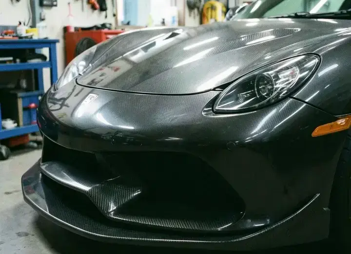 カーボン製のエアロパーツ